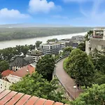 Apartment Castle-side Luxury On Danube River Bank,free Parking Pressburg
