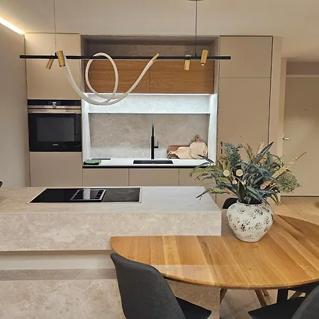 Castle-side Luxury On Danube River Bank,free Parking Apartamento Bratislava