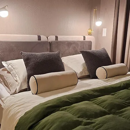 Lägenhet Castle-side Luxury On Danube River Bank,free Parking *