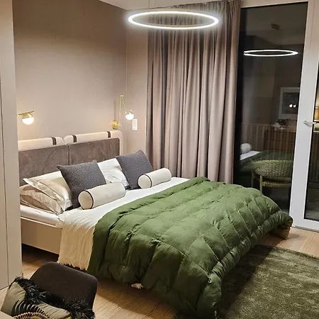 Castle-side Luxury On Danube River Bank,free Parking Lägenhet