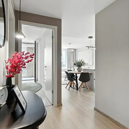 Castle-side Luxury On Danube River Bank,free Parking Apartamento