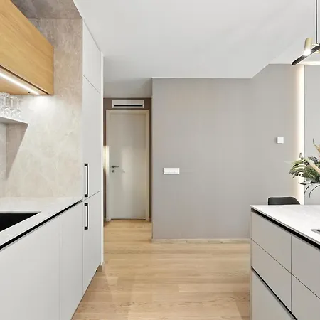 Castle-side Luxury On Danube River Bank,free Parking Apartamento *