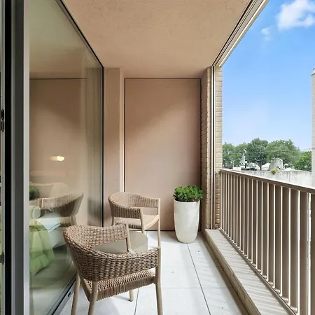 Castle-side Luxury On Danube River Bank,free Parking Apartamento