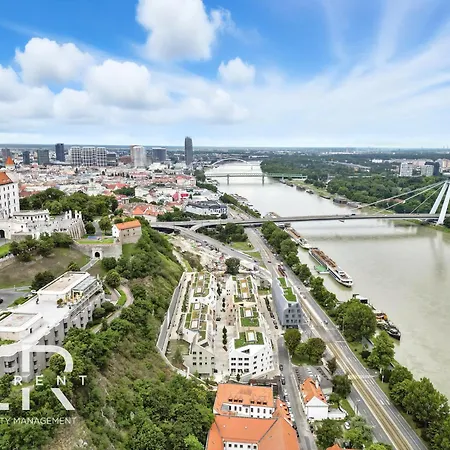 Castle-side Luxury On Danube River Bank,free Parking Lägenhet *