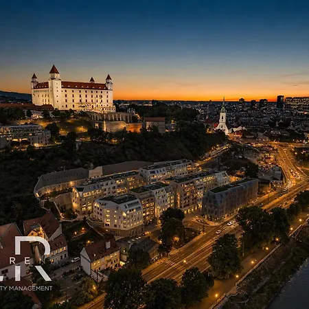 Castle-side Luxury On Danube River Bank,free Parking Appartamento Bratislava