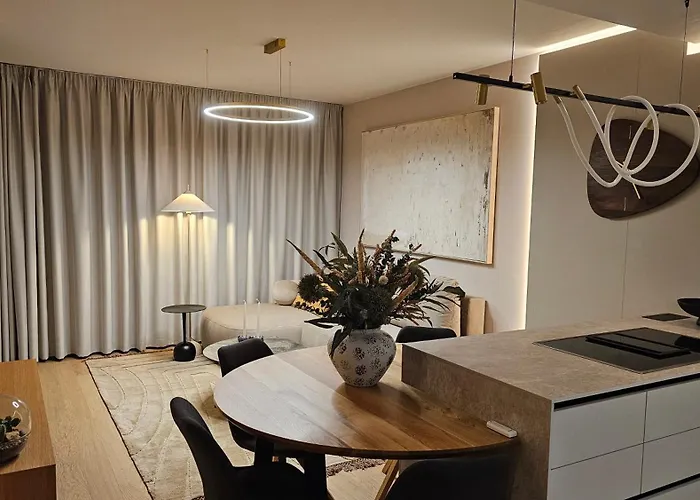 Castle-side Luxury On Danube River Bank,free Parking Apartmán *