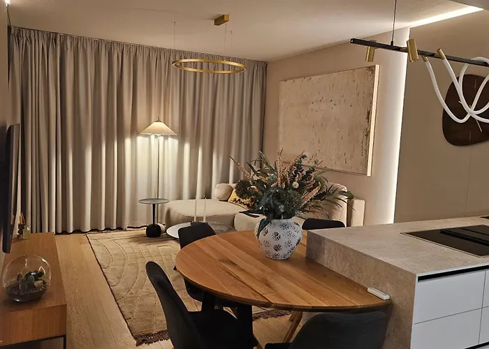 Castle-side Luxury On Danube River Bank,free Parking *