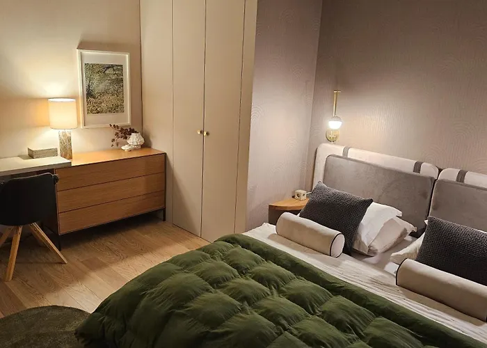 Castle-side Luxury On Danube River Bank,free Parking Apartmán *