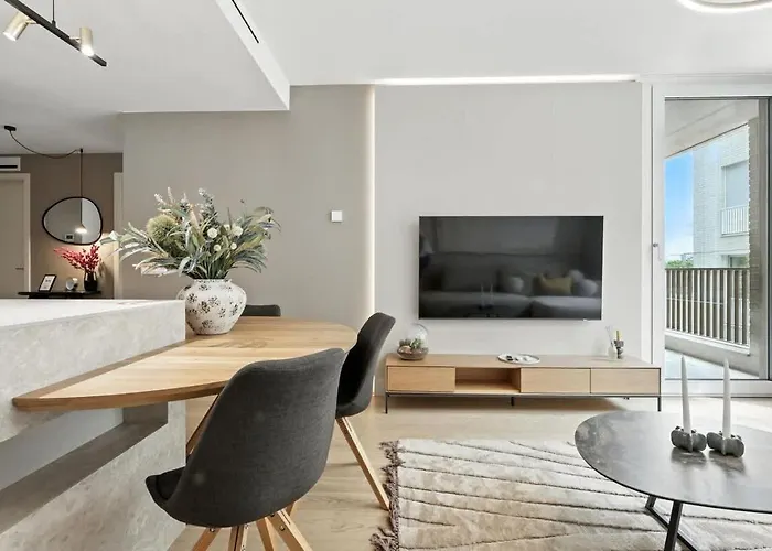 Castle-side Luxury On Danube River Bank,free Parking Apartmán