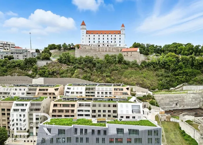Castle-side Luxury On Danube River Bank,free Parking Apartmán Bratislava