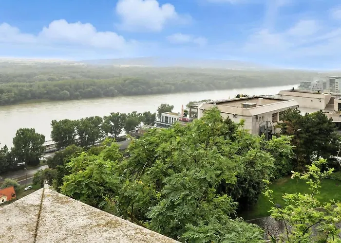 Castle-side Luxury On Danube River Bank,free Parking Appartement *