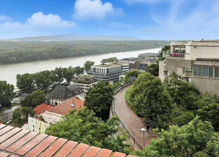 Castle-side Luxury On Danube River Bank,free Parking Appartement *