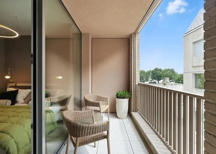 Castle-side Luxury On Danube River Bank,free Parking Apartmán