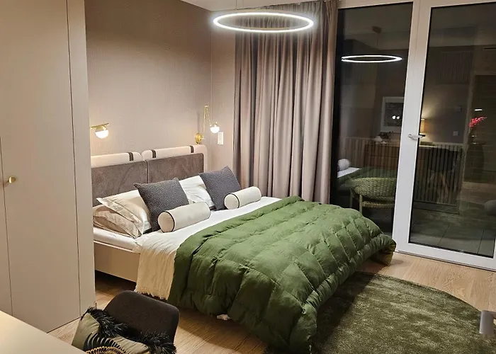 Castle-side Luxury On Danube River Bank,free Parking *