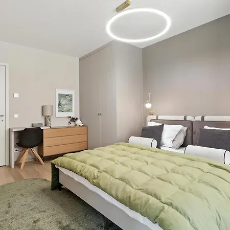 Castle-side Luxury On Danube River Bank,free Parking Apartment