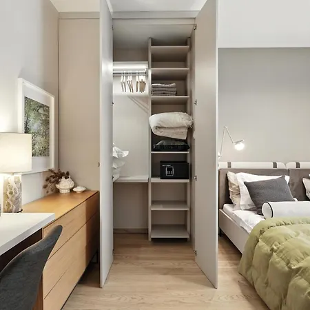 Castle-side Luxury On Danube River Bank,free Parking Apartment *