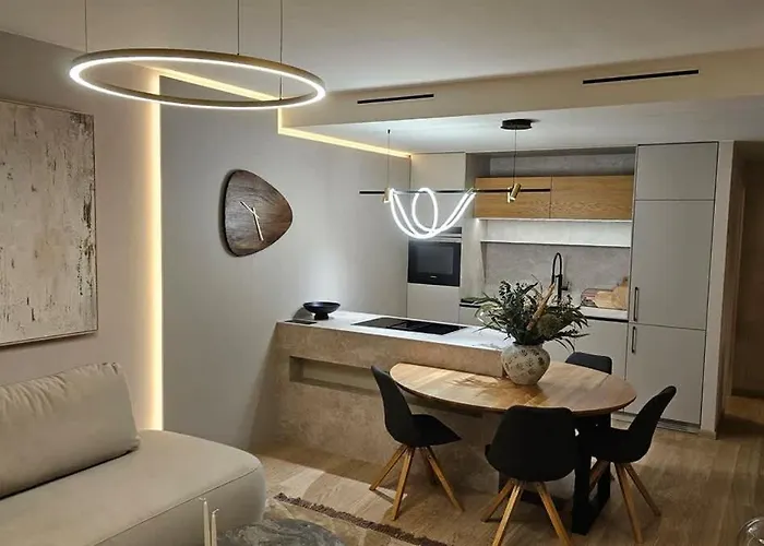 Castle-side Luxury On Danube River Bank,free Parking Apartament *