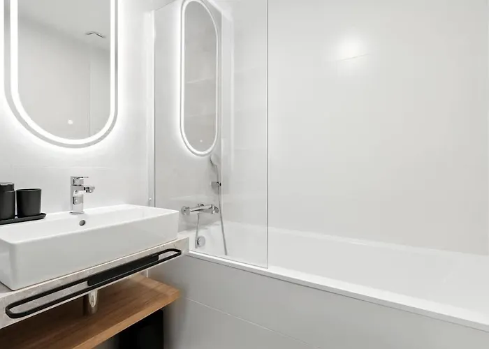 Castle-side Luxury On Danube River Bank,free Parking Apartament *